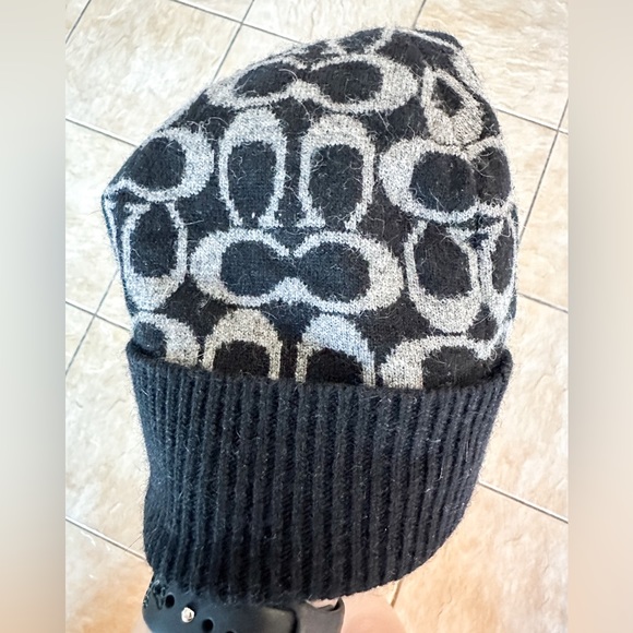 Coach Signature Knit CC logo Grey and Black Beanie Hat - Picture 5 of 6